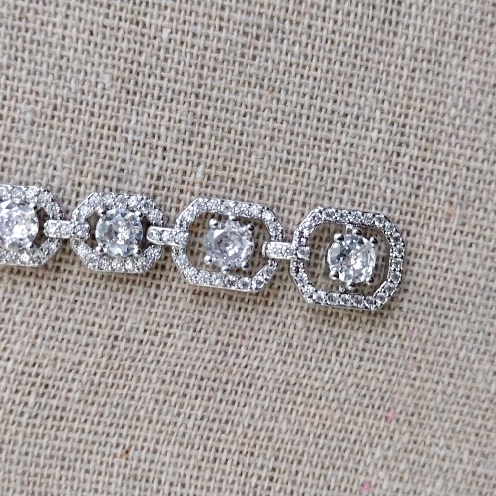 White Rhodium and diamond earrings - Picture 3 of 3